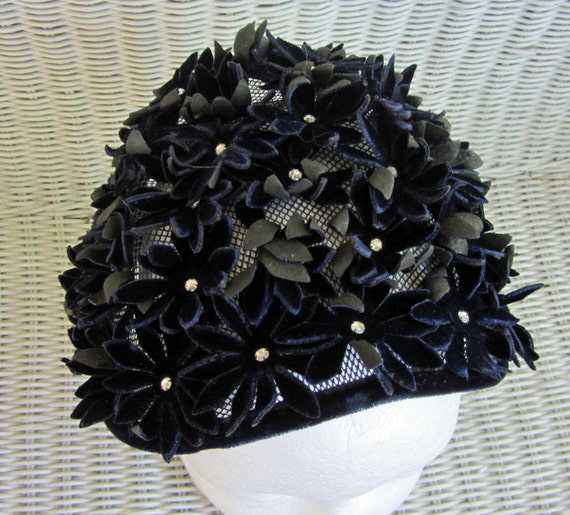 Blue Velvet Floral  Skullcap Hat Vintage 50's Nav… - image 3