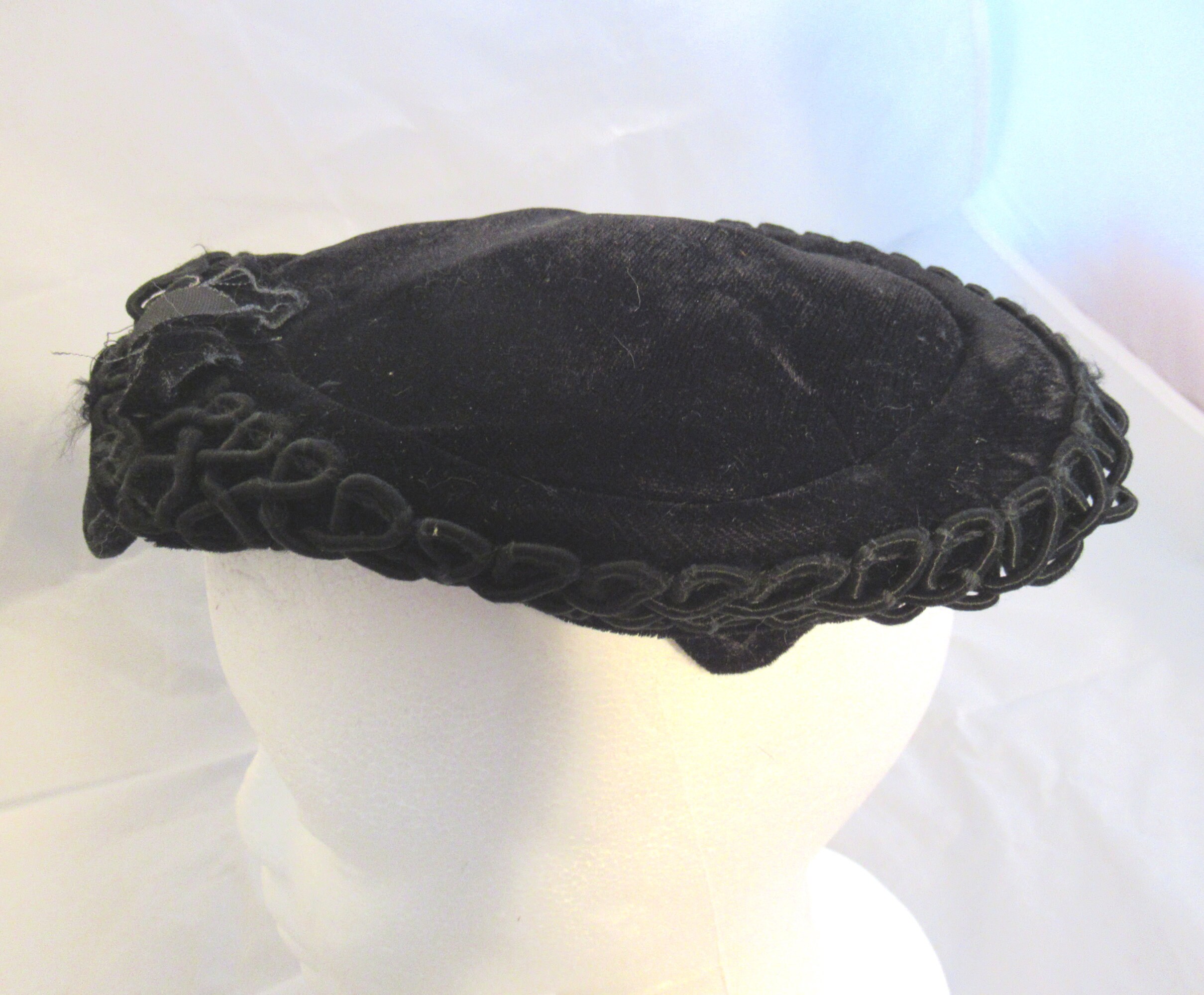 Late 1950s Brown Felt Cocktail Skullcap with Velvet Trim & Veil Black Velvet Skullcap Hat Vintage 50 main image 3