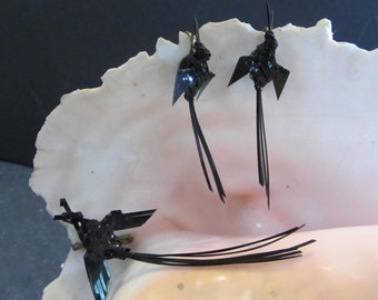 Soaring Black Birds Demi Parure Vintage Brooch and Earring set Woven Plastic