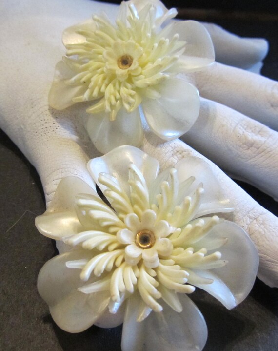 Fabulous Pale Yellow Plastic Flower's Clip-On Ear… - image 5