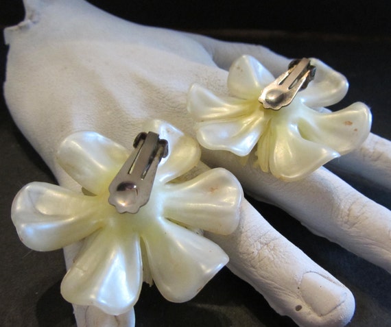 Fabulous Pale Yellow Plastic Flower's Clip-On Ear… - image 4
