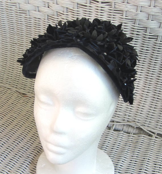 Blue Velvet Floral  Skullcap Hat Vintage 50's Nav… - image 2