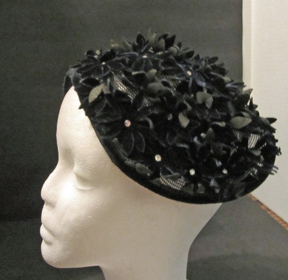 Blue Velvet Floral  Skullcap Hat Vintage 50's Nav… - image 1