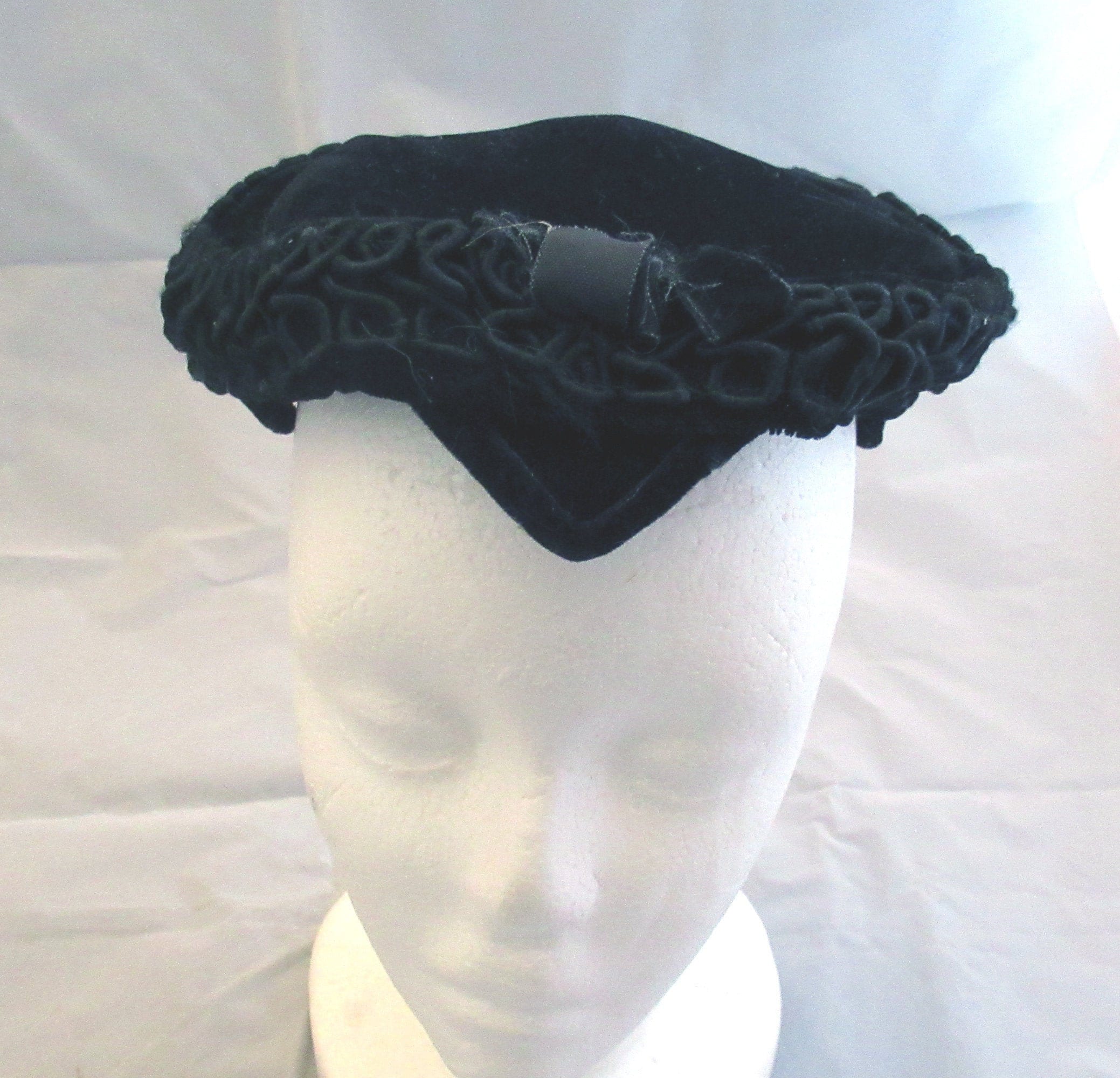 Black Velvet Skullcap Hat Vintage 50 display picture 3