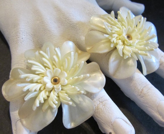 Fabulous Pale Yellow Plastic Flower's Clip-On Ear… - image 1
