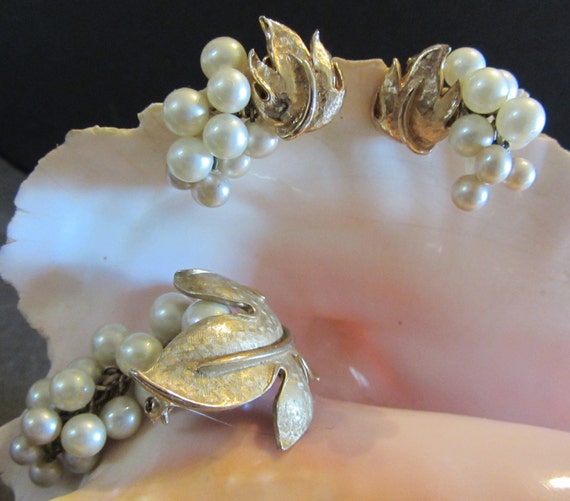 Pearl and Gold Grape Demi Parure Vintage Pin/Broo… - image 2