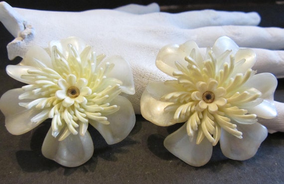 Fabulous Pale Yellow Plastic Flower's Clip-On Ear… - image 2