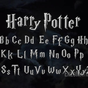 Puede incluir: Una imagen en blanco y negro de la fuente Harry Potter. Las letras están en un estilo gótico en negrita. La fuente se muestra en mayúsculas y minúsculas.