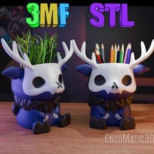 Peut inclure: Deux pots en céramique en forme de crâne de cerf bleu et blanc. Un pot a une petite plante verte qui pousse dedans. L'autre pot contient un jeu de crayons de couleur. Les pots sont étiquetés "3MF" et "STL".