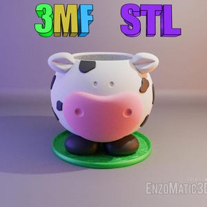 Op de afbeelding: Een 3D-geprinte koe-vormige plantenpot met zwarte en witte vlekken, een roze neus en zwarte hoeven. De pot staat op een groene basis. De tekst "3MF STL" wordt boven de pot weergegeven.