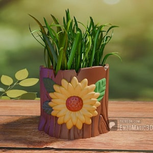 Puede incluir: Una maceta de cerámica marrón y morada con forma de tronco de árbol con un diseño de girasol. La maceta está llena de hierba verde.