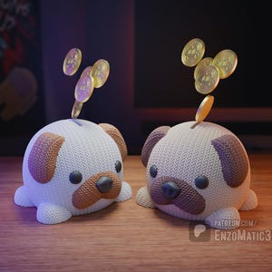 Puede incluir: Dos huchas con forma de pug en blanco y marrón, con monedas cayendo en las ranuras. Los bancos tienen una textura de punto y están sobre una superficie de madera. La imagen tiene un brillo cálido y acogedor.