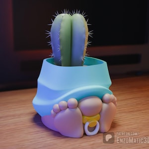 Puede incluir: Un cactus caprichoso en una maceta azul claro, con pies de bebé y un chupete. El cactus tiene segmentos verdes y azules con puntas amarillas. La maceta está diseñada para parecerse a un pañal de bebé. La imagen incluye el texto "PATREON.COM/EnzoMatic3D".