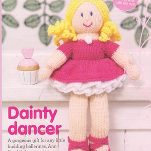 Puede incluir: Mu&ntilde;eca tejida a mano con tut&uacute; rosa y zapatillas de ballet. La mu&ntilde;eca tiene cabello amarillo, una corona y un cuello blanco. El texto "Dainty dancer" se muestra debajo.