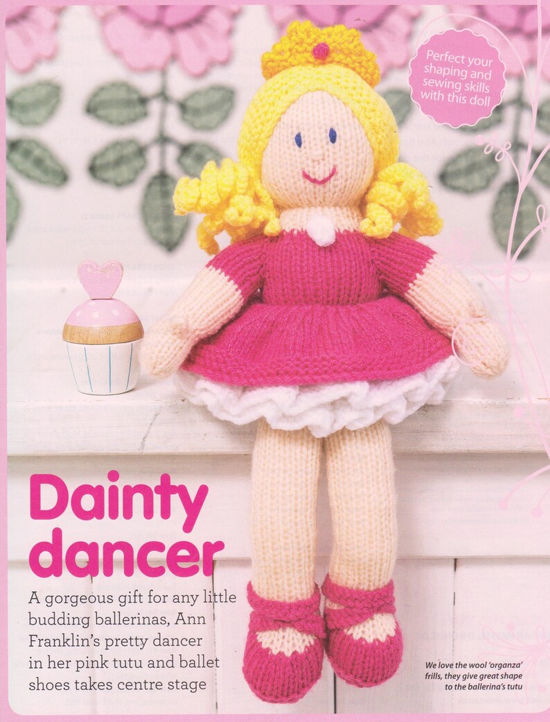 Puede incluir: Mu&ntilde;eca tejida a mano con tut&uacute; rosa y zapatillas de ballet. La mu&ntilde;eca tiene cabello amarillo, una corona y un cuello blanco. El texto "Dainty dancer" se muestra debajo.