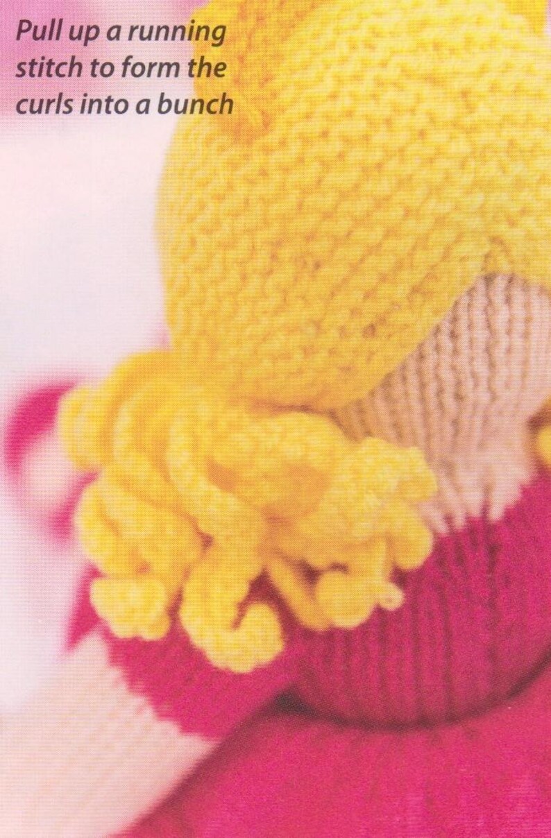 Puede incluir: Primer plano de una mu&ntilde;eca de punto con pelo amarillo y un vestido rosa. El texto "Pull up a running stitch to form the curls into a bunch" es visible. El pelo de la mu&ntilde;eca est&aacute; peinado con rizos.