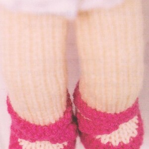 Puede incluir: Primer plano de las piernas y los pies de una mu&ntilde;eca con zapatos de ganchillo rosas con detalles blancos. El texto en la parte inferior dice: "Coser las correas del tobillo y del zapato en su lugar despu&eacute;s de rellenar las piernas."