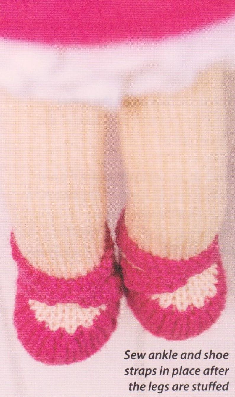 Puede incluir: Primer plano de las piernas y los pies de una mu&ntilde;eca con zapatos de ganchillo rosas con detalles blancos. El texto en la parte inferior dice: "Coser las correas del tobillo y del zapato en su lugar despu&eacute;s de rellenar las piernas."