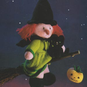 Può includere: Una bambola di strega lavorata a maglia con capelli rossi, un cappello nero e un vestito verde, che vola su una scopa con un gatto nero. Anche una zucca sorridente è nell'immagine. Lo sfondo è un cielo notturno blu scuro con stelle.