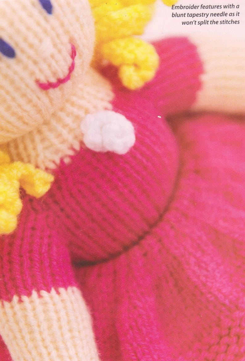 Puede incluir: Primer plano de una mu&ntilde;eca tejida a mano con una cara sonriente. La mu&ntilde;eca tiene un vestido rosa, pelo amarillo y un cuello blanco. El texto de la imagen dice: "Bordar detalles con una aguja de tapiz roma ya que no partir&aacute; las puntadas."