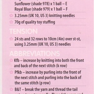 Puede incluir: Una p&aacute;gina rosa y blanca con instrucciones de tejido. El texto incluye una lista de materiales como hilo y agujas, junto con abreviaturas y detalles de tensi&oacute;n. Las medidas est&aacute;n en cm.