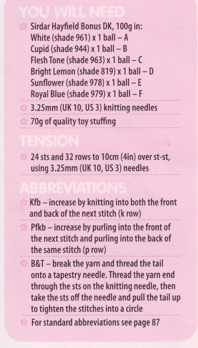 Puede incluir: Una p&aacute;gina rosa y blanca con instrucciones de tejido. El texto incluye una lista de materiales como hilo y agujas, junto con abreviaturas y detalles de tensi&oacute;n. Las medidas est&aacute;n en cm.