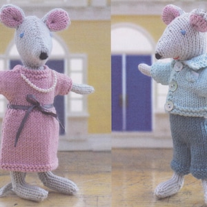 Op de afbeelding: Twee gebreide muis speelgoedjes, een draagt een roze jurk en een parelketting, de ander draagt een blauwe trui en een blauwe broek.
