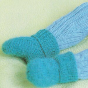 Puede incluir: Un par de botitas de beb&eacute; de punto azul con un pu&ntilde;o azul claro. Las botitas est&aacute;n hechas con un hilo suave y peludo.