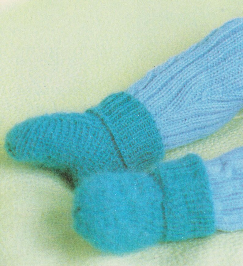 Puede incluir: Un par de botitas de beb&eacute; de punto azul con un pu&ntilde;o azul claro. Las botitas est&aacute;n hechas con un hilo suave y peludo.