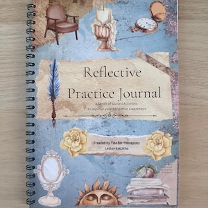 Puede incluir: Un cuaderno espiral azul y blanco con el título "Reflective Practice Journal" y el texto "A Series of Guided Activities to Improve your Reflective Awareness" y "Created by Tips for Therapists Lesley Kollikho". La portada presenta una variedad de ilustraciones, incluyendo una silla, una vela, un reloj, una pluma, un espejo, un sol y flores.