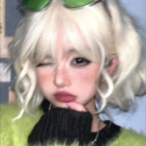 クールな女の子の短い巻き毛のベージュの女性コス 25 cm 短い巻き毛 25 cm プラチナの短い巻き毛の色 (コスといいね専用)