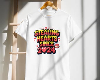 Camiseta "Robando corazones desde 2024" / Regalo divertido para el día de San Valentín / Bonita camiseta retro de amor / Conjunto de pareja a juego / Camiseta gráfica de moda