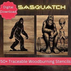 Peut inclure: Deux pochoirs de pyrogravure représentant un Bigfoot et un extraterrestre. Le pochoir Bigfoot est noir et le pochoir extraterrestre est gris. Les pochoirs sont sur un fond en bois.