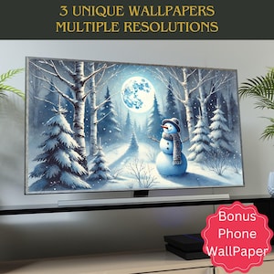 Puede incluir: Una ilustración digital de un muñeco de nieve de pie en un bosque nevado con una luna llena en el fondo. El muñeco de nieve lleva una bufanda azul y un sombrero negro. La imagen se muestra en una pantalla de televisión.