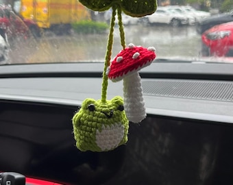 Adorno de rana y seta para coche, hecho a mano con ganchillo.