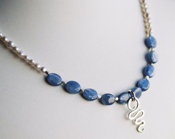 Colar - Charme Vapor Trail em prata esterlina, cianita azul, pérolas de água doce cinza claro