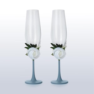Champagne glasses Set of 2 Dusty blue Gentle wedding, Wedding flutes Blue wedding, Personalized glasses, Gift for bride, Anniversary gift