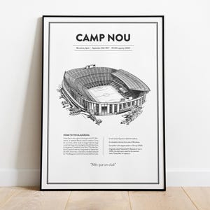 Könnte beinhalten: Schwarzweiß-Illustration des Camp Nou, einem Fußballstadion in Barcelona, Spanien. Die Illustration zeigt das Äußere des Stadions und das Spielfeld im Inneren. Der Text "Camp Nou" befindet sich oben auf dem Plakat, und der Text "Home to the Blaugrana" befindet sich unterhalb der Illustration. Der Text "Mes que un club" befindet sich unten auf dem Plakat.