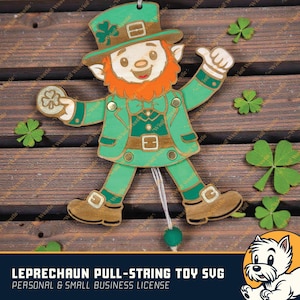 Puede incluir: Un juguete de madera con cuerda de un duende. Tiene un traje verde, barba naranja y sombrero marrón. El juguete tiene detalles dorados y una pajarita verde. El texto "LEPRECHAUN PULL-STRING TOY SUG" es visible.