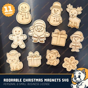 Puede incluir: Una colección de 11 imanes navideños de madera con diseños variados, incluyendo un muñeco de nieve, Papá Noel, un reno y un elfo. Se muestra el texto "ADORABLE CHRISTMAS MAGNETS SVG". Los imanes son de madera.