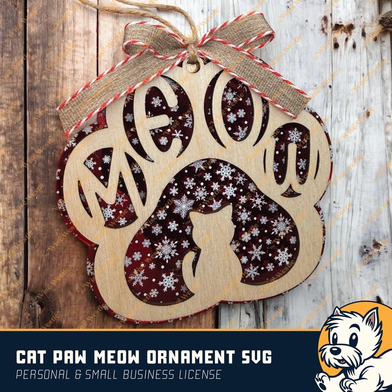 K&ouml;nnte beinhalten: Holzornament in Form einer Katzenpfote mit dem Wort "MEOW" ausgeschnitten. Das Pfotenabdruck-Design hat einen roten Hintergrund mit wei&szlig;en Schneeflocken und einer Katzen-Silhouette. Eine Schleife aus Jute und rotem Band ist zum Aufh&auml;ngen befestigt.
