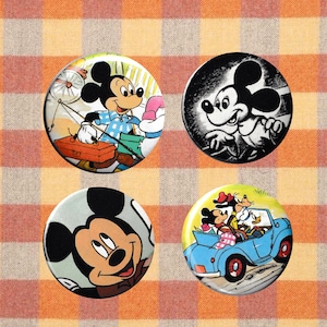 Può includere: Quattro spille rotonde con illustrazioni di Topolino. Una mostra Topolino con una valigia, una è uno schizzo in bianco e nero, una è un primo piano del volto di Topolino e una mostra Topolino, Pippo e Paperino in un'auto blu.