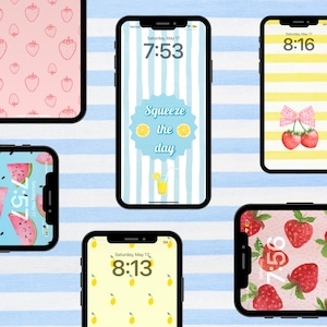 Può includere: Diversi smartphone che mostrano sfondi a tema frutta. I disegni includono fragole, angurie, limoni e una bevanda a tema limone. Un telefono presenta il testo "Squeeze the day". Gli sfondi sono a righe bianche e azzurre.