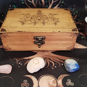 Boîte en bois gravée et teintée à la main – Rangement pour Oracles, Tarots, Pendule, Jeu de Cartes ou Petite Boîte à Bijoux, lunettes, clés