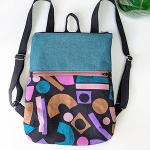 Handgefertigter Damenrucksack mit geometrischem Druck, handgefertigter Stoffrucksack, moderner und origineller Rucksack, Nähabende, personalisierte Geschenke