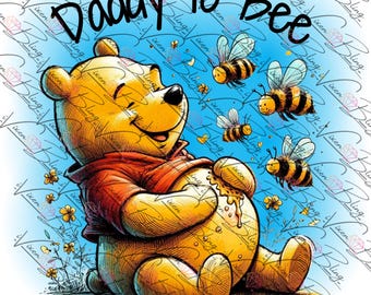 Puede incluir: Una ilustración de dibujos animados de Winnie de Pooh, un oso de miel, con una expresión feliz, sentado sobre un fondo azul con flores amarillas y abejas. El texto "Daddy to Bee" está escrito en amarillo en la parte superior de la imagen.