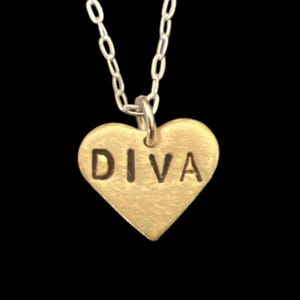 Collar de corazón DIVA, dije estampado a mano, latón macizo de calidad, plata de ley, letras grabadas, joyería con iniciales, regalo para ella, mejor amiga