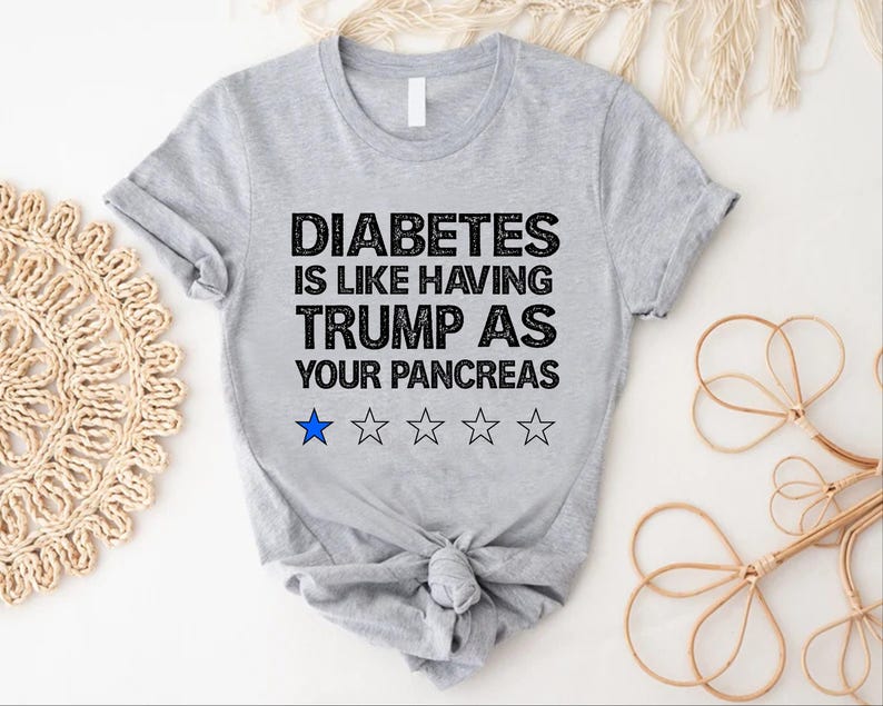 Puede incluir: Camiseta gris con el texto "La diabetes es como tener a Trump como p&aacute;ncreas" y una calificaci&oacute;n de una estrella.