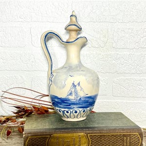 Caraffa vintage in porcellana francese con tappo originale, decorata a mano con velieri nautici nei toni del crema e del blu, risalente agli anni '30.