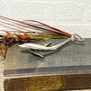 French bottle opener in the shape of a dolphin, made of silver-plated metal, from the 1960s/70s, with a dual function; original vintage bottle opener